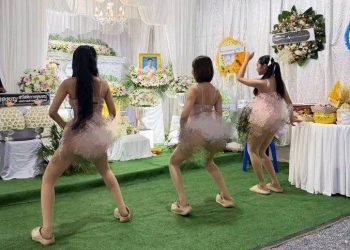 “내가 죽어도 울지 말라” 유언 … 장례식 비키니춤