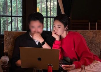송혜교 옆 남성 누구지…노트북 보며 진지한 눈빛