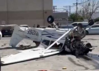 파코이마 상가 주차장 소형항공기 추락…70대 조종사 이송