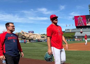 [석승환의 MLB]데트머의 역투도 빗나간 타선 — 브레이브스, 에인절스 홈을 쓸어가다
