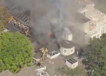 베벌리 크레스트 대형저택 큰 화재 … 소방관 150명 투입