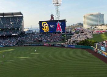 [석승환의 MLB] 에인절스, 44,279명 앞에서 파드레스에 4-1 석패…기쿠치 6이닝 역투도 빛 바래