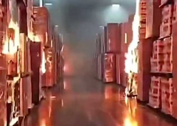 임금불만 직원, ‘분노의 방화’ … 화장지 1500만 명분 전소, 킴벌리 창고 잿더미