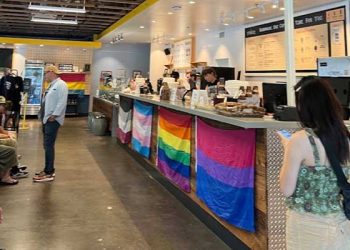 필즈 커피, 매장 프라이드 깃발 철거 방침…직원·고객 반발