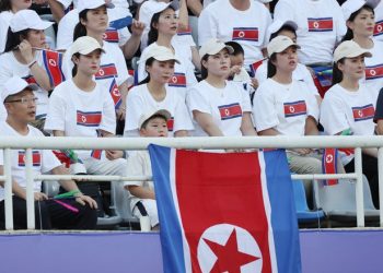 北여자축구팀 12년만 방한 …스포츠팀, 8년 만에 방한