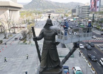 해머로 광화문 이순신 동상 부수려 한 남성 체포
