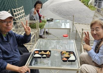 “오늘 탕수육 맛있네요” … 시니어센터 도시락 배급에 웃음꽃