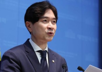 靑 블룸버그 보도에 항의 “외신에 망신 자초”…”가짜뉴스 칼춤”