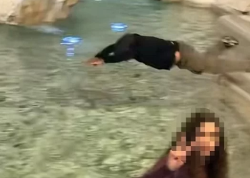 “트레비 분수에 풍덩”…관광객 ‘다이빙’에 로마 공분