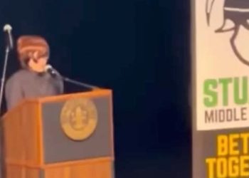[화제] 졸업식 뒤집은 8학년 연설 ‘폭발’ … “우리는 억압 받는 청소년”