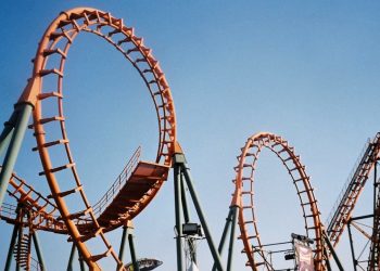 하늘 보고 ‘대롱대롱’, 30m 상공서 멈춰선 롤러코스터