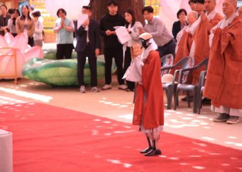 로봇, 스님됐다…조계종, 로봇 ‘가비’ 수계식