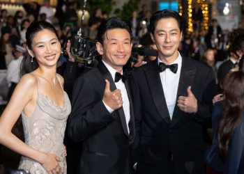 나홍진 ‘호프’ 칸 영화제 달궜다…7분 기립박수