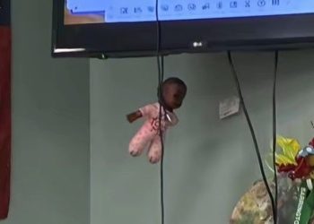 “주의 끌려고 흑인 인형 전시”…인종차별 논란 교사 파면