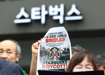 ‘헛발질’ 스타벅스 불매 급속 확산 … 애먼 직원들만 “….”