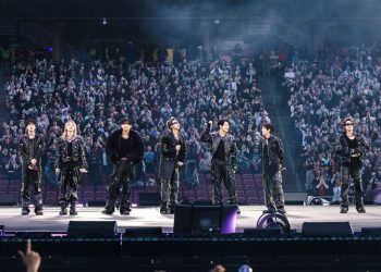 BTS, 스탠퍼드 스타디움 태극기로 물들였다…15만2천명 열광