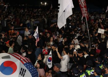 “개표 중지, 선거 무효”…투표용지 부족, 선관위 1000명 모여