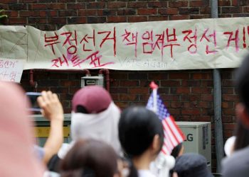 잠실 투표소 이틀째 봉쇄…시위대 “인간띠로 막을것”