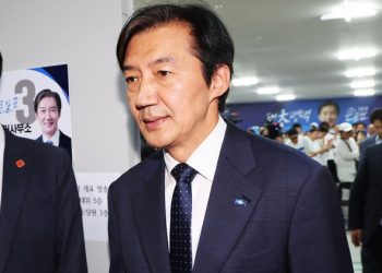 선거패배 조국의 퇴장 … 대표직 사퇴, 정치적 몰락의 시작