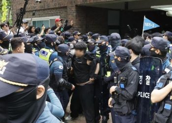 경찰 기동대 투입 시위대 강제해산 … 35시간만에 투표함 반출