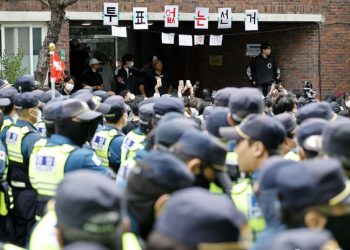 “부정선거 음모론 자초” 소쿠리 투표부터 투표용지 대란까지 … 불신의 악순환