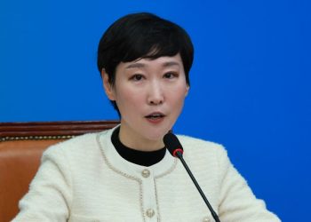 “이재명을 윤석열에 빗댄” 민주당 대변인, 결국 사퇴