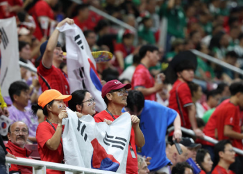 ‘빈자리 논란’에도…월드컵 관중, 16경기 만에 100만명 돌파
