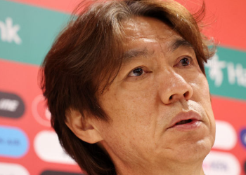 버티던 홍명보, 돌연 자진 사퇴 … 선임과정부터 불공정 논란