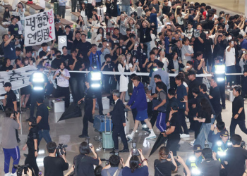 박수 아닌 야유·엿 대신 개껌 … 홍명보 귀국현장
