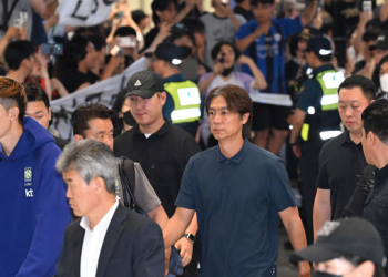 ‘고개 빳빳’ 홍명보에 “태도까지 최악”