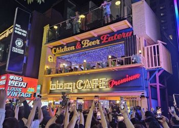 ‘K치킨 사랑’ 젠슨 황, 이번엔 ‘깐부’ 대신 ‘BBQ’ 들렀다