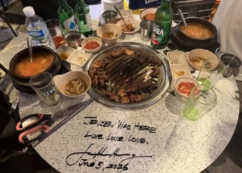 “나 다녀감, 러브 러브 러브”…젠슨 황, ‘쏘맥 회동’ 테이블 사인