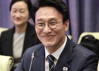 중국서 태극기 배지 거꾸로 단 김민석 총리