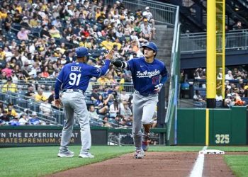 ‘슈퍼스타’ 오타니, 13호 홈런 날린 뒤 교체…”예방 차원의 교체”