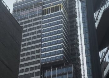 맨해튼 한복판 37층 빌딩 ‘휘청’…긴급 대피에 도심 마비