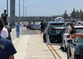 405 Fwy 3시간 전면통제 … 난간 매달려 투신 위협, 교통대란