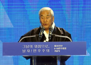 배재고 학생 만나는 이재오 “민주화 운동 알려줄 것”