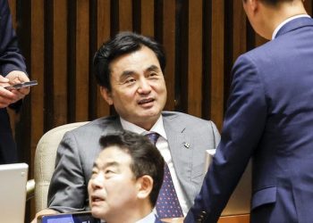 ‘탈영의혹’ 안규백, 병적기록 공개 못 하나… “거부하면 사퇴해야”