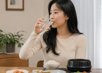 식사 중 물 한잔의 반전…”오히려 음식 더 먹게 만든다”
