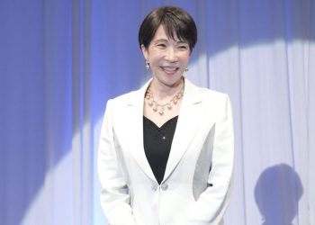 “불쾌함 넘어 구역질” … 보석 휘감은 다카이치에 비판 쇄도