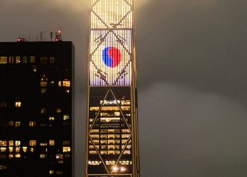 월스트리트 빛난 태극기…하이닉스, 나스닥 ‘역대급 IPO’
