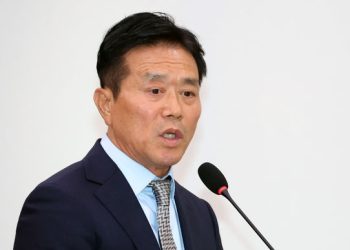 온국민 혈압 올린 문진희, 심판위원장 사임