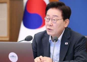 FT “이재명 정부, 코스피 폭락에 역풍…지지율 최저”