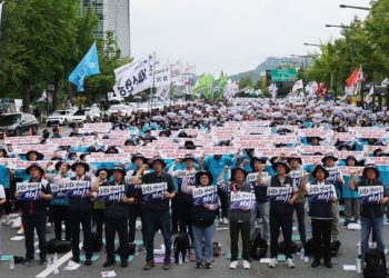 “전작권 회수” vs “재선거” … 광복절 도심 집회