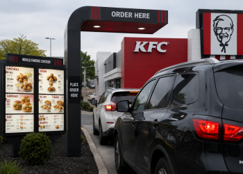 “음식 왜 안 나와?” …여성고객, KFC 드라이브 스루서 소총 위협