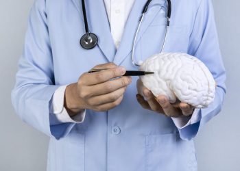 “중년기 관리로 치매 13년 늦춘다”…혈압·당뇨·금연 시기가 골든타임