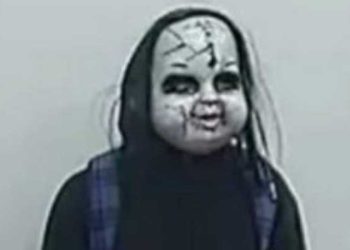 [화제] ‘섬뜩한 가면’ 여성 쫓으며 공포 떨게 한 남성…LA 도주했나