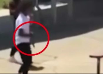 고교 운동장서 칼부림 공격 …학생들 비명 지르며 대피