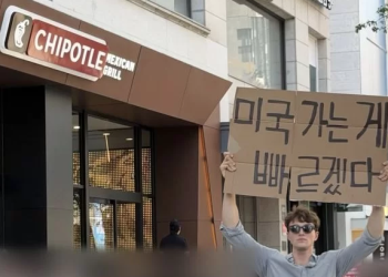 “미국 가는 게 빠르겠다” … 강남서 피켓 든 외국인 눈길