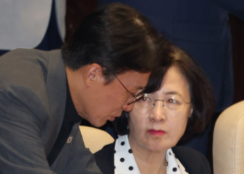 민주당 지지율, 국힘에 역전당해 … 여권 갈등 양상